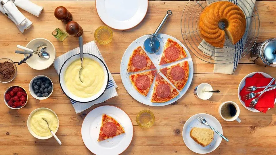 Picture - Kuchen, Pizza und Pudding auf einem Tisch