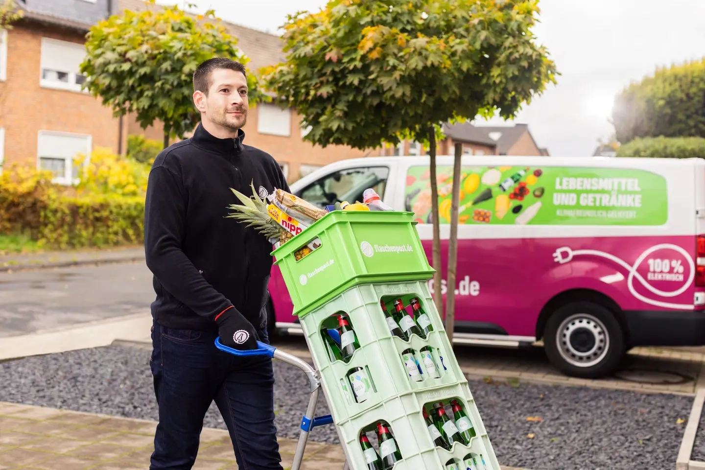 Picture - A man delivers flaschenpost delivery